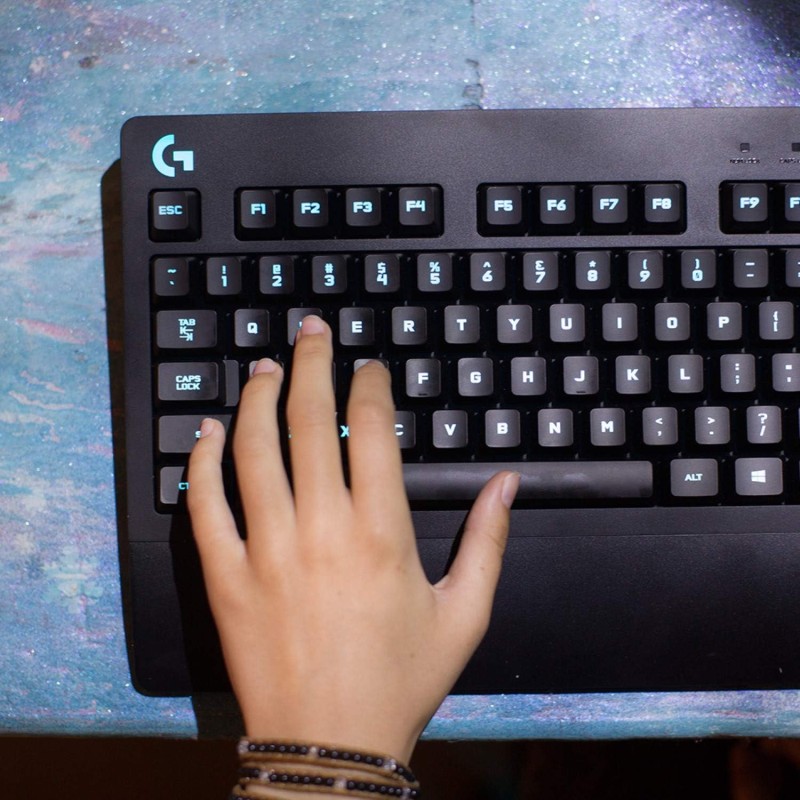Logitech G213 Prodigy Tastiera Gaming Cablata, LIGHTSYNC RGB, Tasti Retroilluminati, Resistente Agli Schizzi, Tasti Personalizzabili, Controlli Dedicati Multimediali, QWERTY Layout Italiano, Nero Logitech G213 Prodigy Tastiera Gaming Cablata, LIGHTSYNC RGB, Tasti Retroilluminati, Resistente Agli Schizzi, Tasti Personalizzabili, Controlli Dedicati Multimediali, QWERTY Layout Italiano, Nero