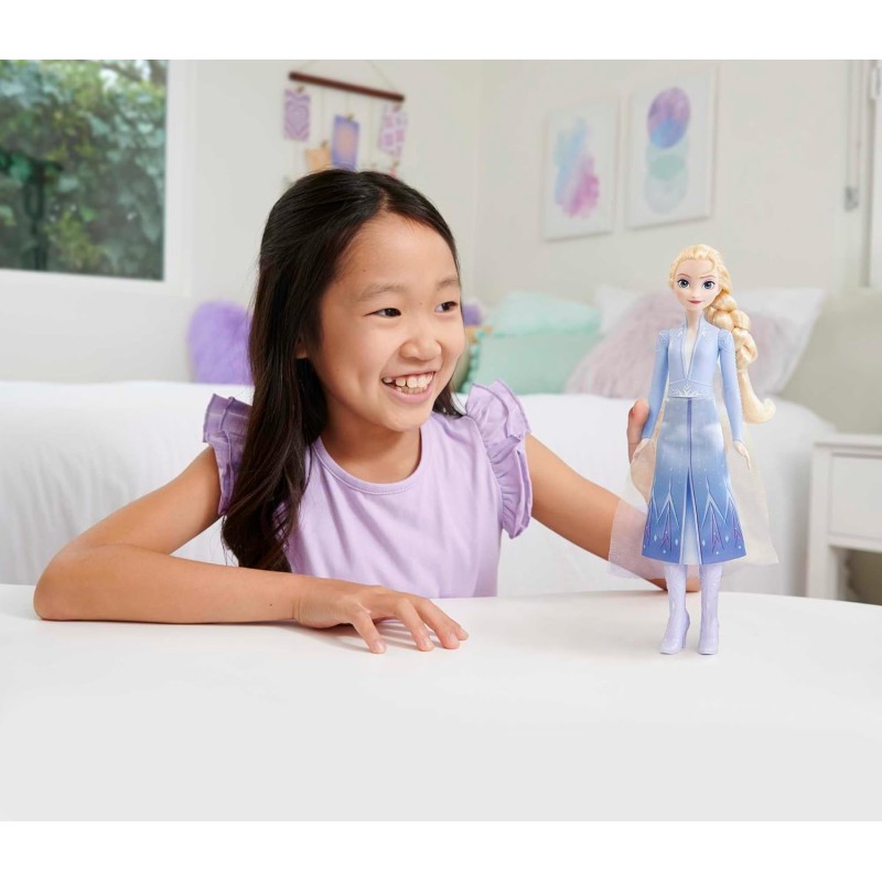Mattel Disney Frozen - Elsa bambola con abito esclusivo e accessori ispirati ai film Disney Frozen 2, Giocattolo per Bambini 3+ Anni, HLW48