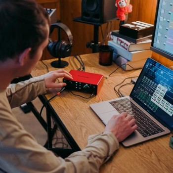 Focusrite Scarlett 4i4 (4° gen.), interfaccia audio USB per musicisti, cantautori e creatori — Registrazioni professionali ad alta fedeltà e tutto il software necessario