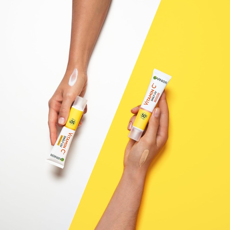 Garnier Fluido Anti-UV Quotidiano Anti-Macchie Glow, SPF 50+, Per Tutti i Tipi di Pelle, Arricchito con Vitamina C*, Protegge dai Raggi UV, Uniforma e Illumina, Daily UV Glow, 40 ml