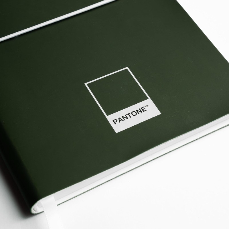 PANTONE Urban - Quaderno Appunti 13x20 con 192 Pagine a Righe, Copertina Flessibile Soft Touch ed Elastico, Block Notes con Segnalibro e Tasca Interna, Taccuino Agenda per Cancelleria e Cartoleria - Rifle Green