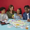 Hasbro Gaming, Monopoly, Gioco da Tavolo, Ideale per Famiglia e Amici, per Bambini e Bambine da 8 Anni in Su, Include Vaschetta Contenitore e Pedine Più Grandi, per 2-6 Giocatori, in Italiano