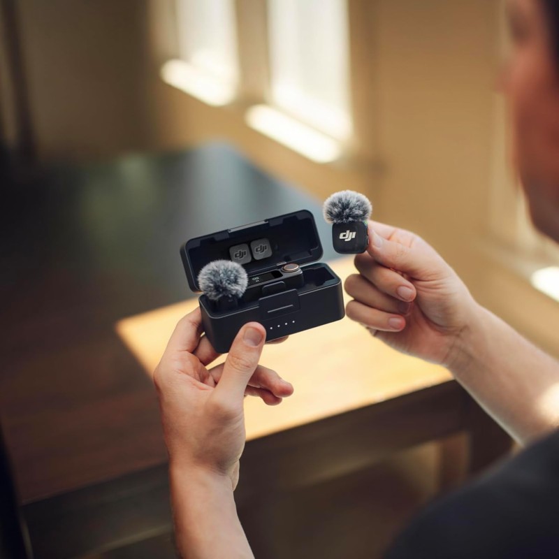 DJI Mic 3 (2 TX + 1 RX + Custodia di ricarica), microfono wireless per iPhone/fotocamera/Android, ultraleggero, controllo del guadagno adattivo per un volume bilanciato, 28 ore di utilizzo, vlog DJI Mic 3 (2 TX + 1 RX + Custodia di ricarica), microfono wireless per iPhone/fotocamera/Android, ultraleggero, controllo del guadagno adattivo per un volume bilanciato, 28 ore di utilizzo, vlog